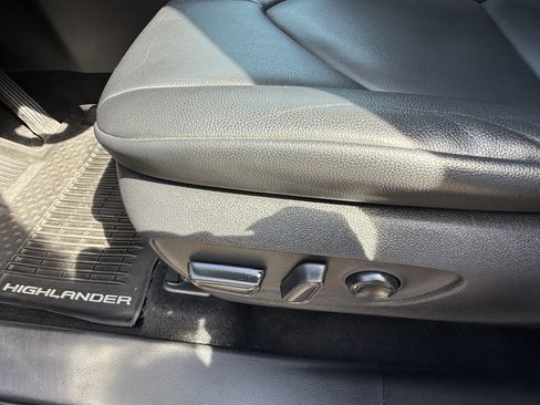 Used 2020 Toyota Highlander XLE image 19