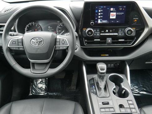 Used 2024 Toyota Highlander XLE image 17