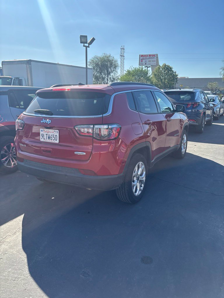 Used 2025 Jeep Compass Latitude w/ Sun & Sound Group AWD/4WD image 4