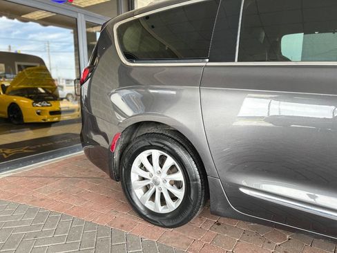 Used 2019 Chrysler Pacifica Touring-L FWD image 21
