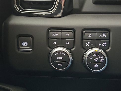 Used 2024 GMC Sierra 2500 AT4 w/ AT4 Premium Plus Package AWD/4WD image 23