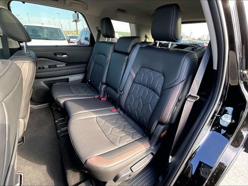 New 2026 Nissan Pathfinder Platinum w/ Cargo Package AWD/4WD image 12