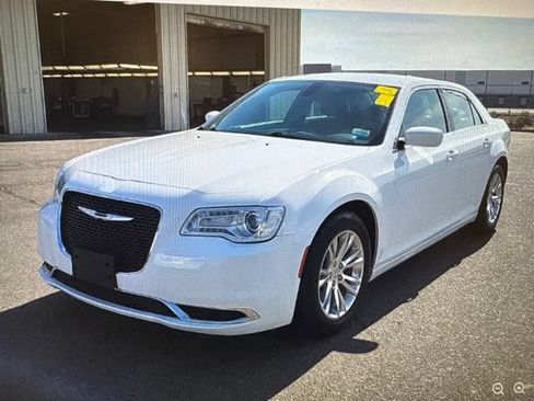 Used 2018 Chrysler 300 Touring L RWD image 1