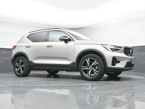 Used 2024 Volvo XC40 B5 Core AWD/4WD image 10