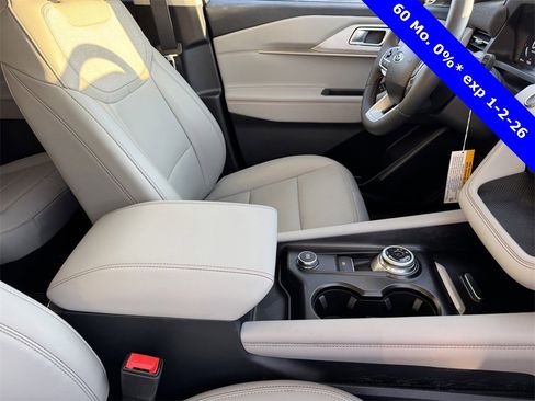 Used 2025 Ford Explorer Active w/ Active Comfort Package image 6