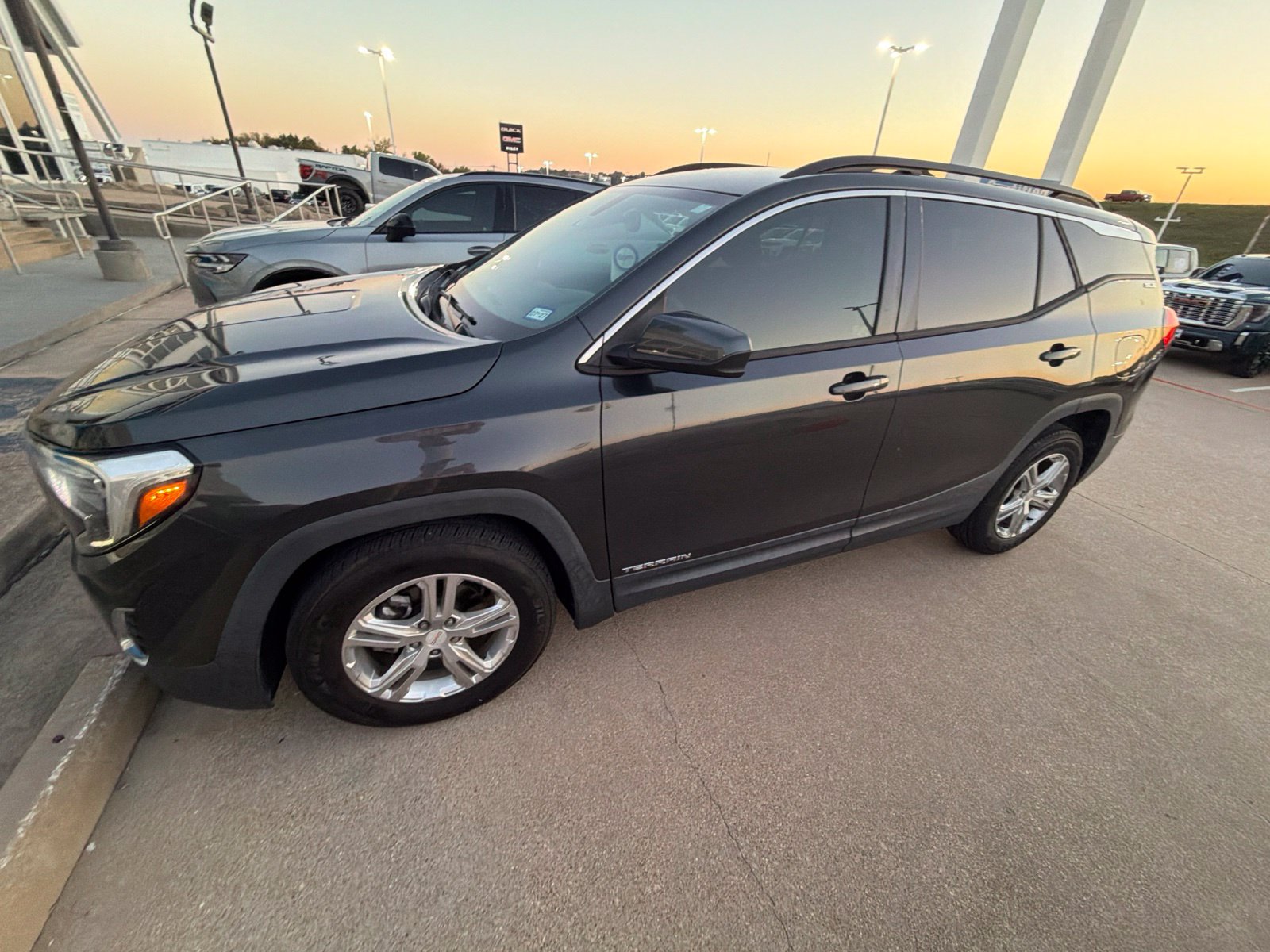 Used 2018 GMC Terrain SLE w/ Driver Convenience Package FWD image 3