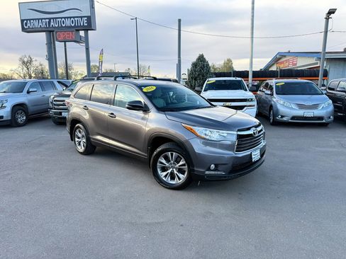 Used 2016 Toyota Highlander LE image 2