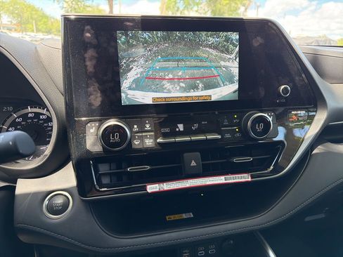 Used 2025 Toyota Highlander XLE FWD image 10