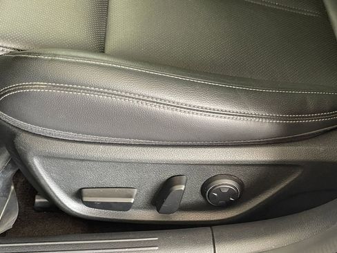 Used 2025 Genesis G70 2.5T image 24