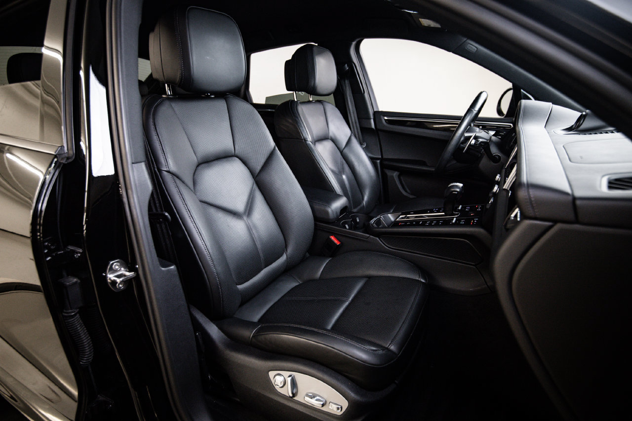 Certified 2023 Porsche Macan AWD/4WD image 29