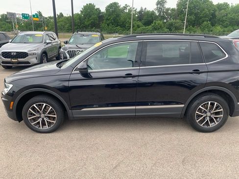 Used 2020 Volkswagen Tiguan SE w/ Panoramic Sunroof Package FWD image 2