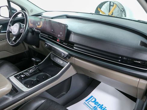 Used 2025 Kia Carnival FWD image 27