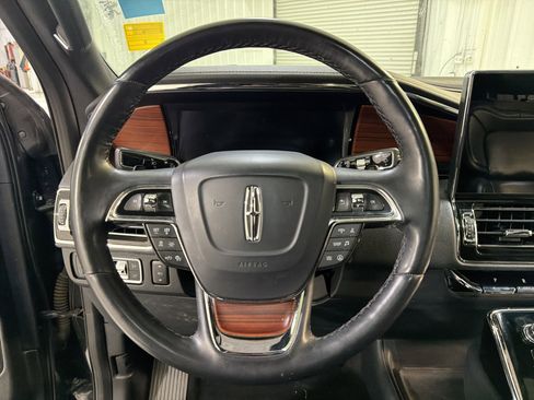 Used 2022 Lincoln Navigator 4WD image 17