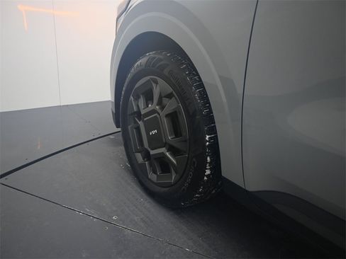 Certified 2025 Kia Carnival EX image 12