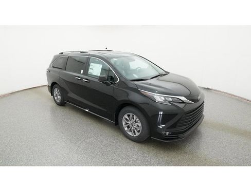 New 2026 Toyota Sienna XLE image 13