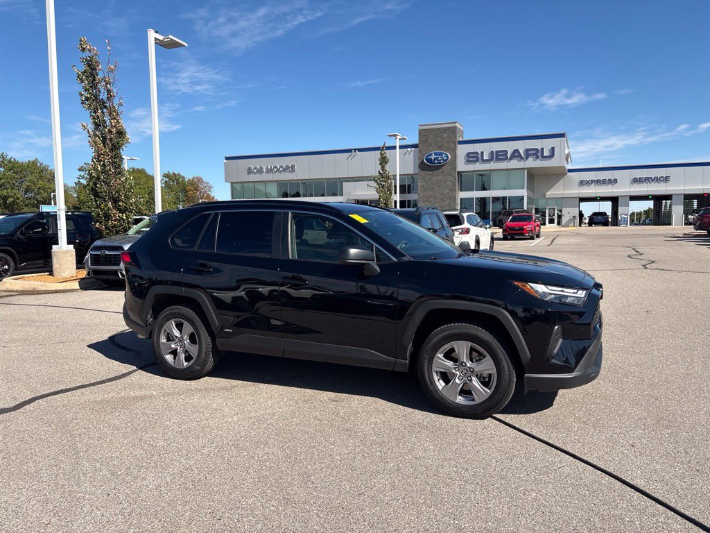 Used 2025 Toyota RAV4 LE AWD/4WD image 1