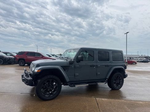 Used 2025 Jeep Wrangler Unlimited Sahara AWD/4WD image 9