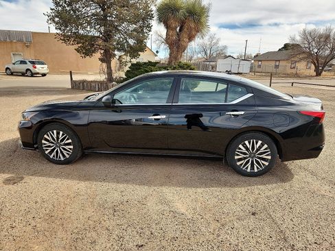 Used 2024 Nissan Altima 2.5 SV image 2