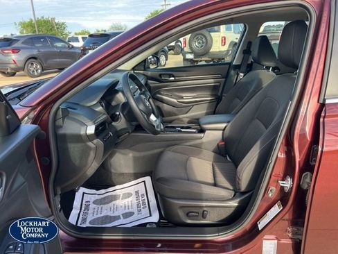 Used 2024 Nissan Altima 2.5 SV FWD image 9