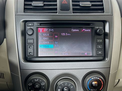 Used 2013 Toyota Corolla LE image 19