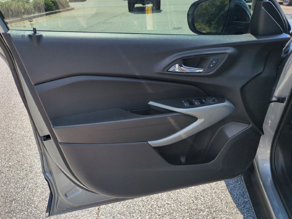 Used 2025 Chevrolet Trax RS w/ Driver Confidence Package FWD image 11