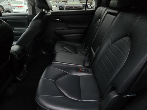 Certified 2024 Toyota Highlander XLE image 11