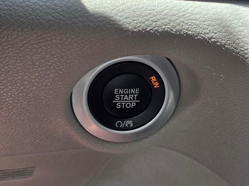 Used 2023 Chrysler Pacifica Touring-L FWD image 19