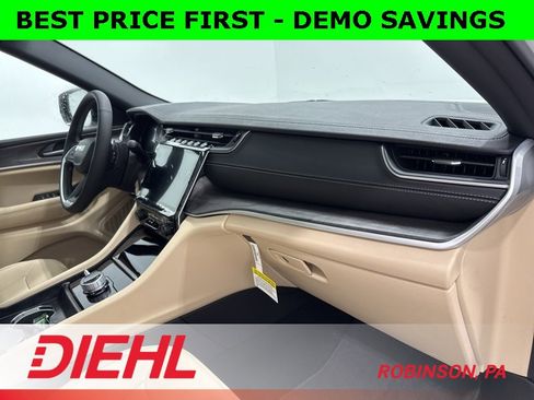 New 2025 Jeep Grand Cherokee Limited w/ Black Appearance Package image 17