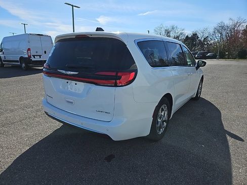 Used 2024 Chrysler Pacifica Limited image 7
