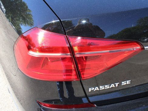 Used 2016 Volkswagen Passat 1.8T SE FWD image 11