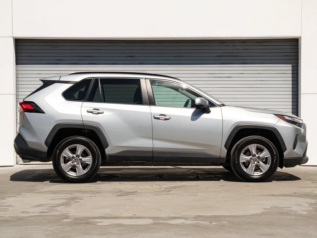 Used 2025 Toyota RAV4 XLE FWD image 23