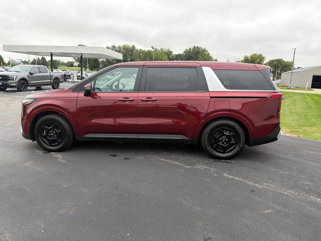 Used 2025 Kia Carnival FWD image 7
