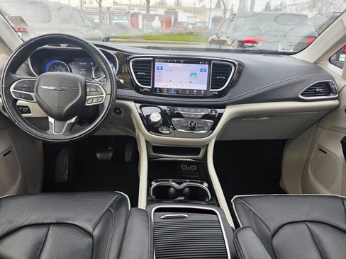 Used 2022 Chrysler Pacifica Limited image 5