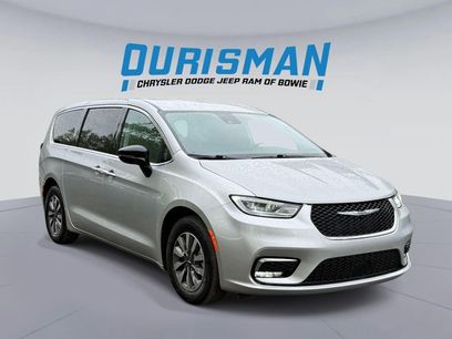 Used 2024 Chrysler Pacifica Select