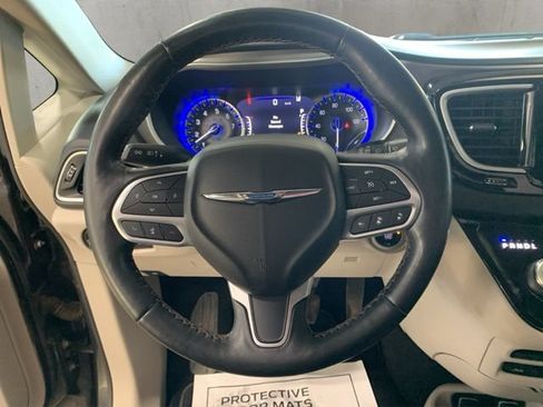 Used 2020 Chrysler Pacifica Touring-L Plus FWD image 19