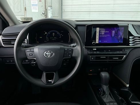 Used 2025 Toyota Camry LE image 11