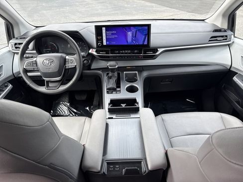 Certified 2026 Toyota Sienna XLE FWD image 19