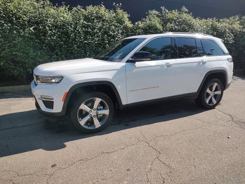 Certified 2025 Jeep Grand Cherokee Limited AWD/4WD image 1