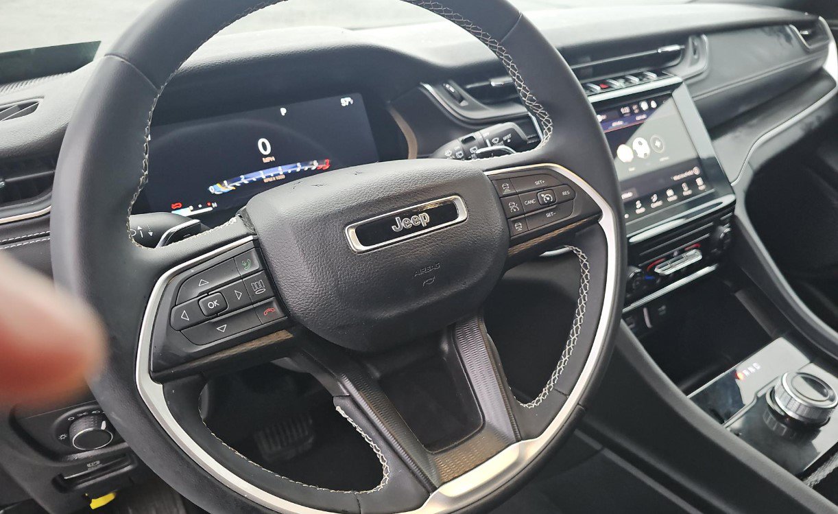 Used 2024 Jeep Grand Cherokee L Laredo AWD/4WD image 8