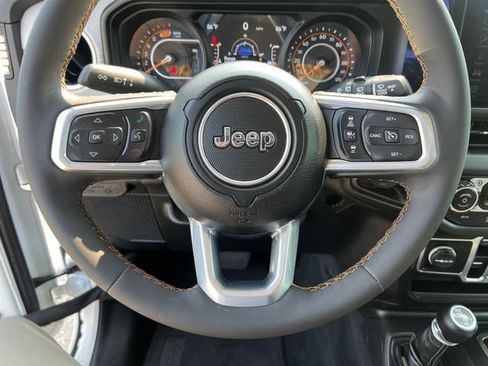 Used 2025 Jeep Wrangler Unlimited Sahara AWD/4WD image 20