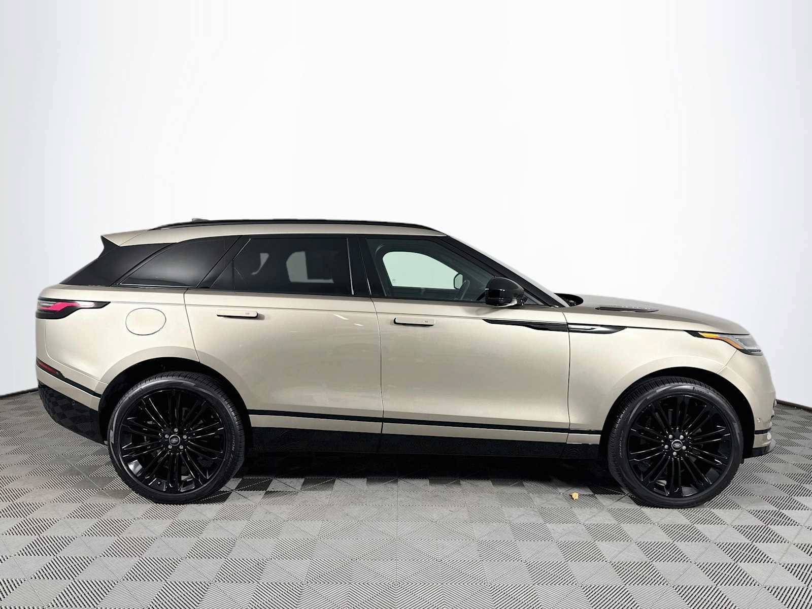Used 2026 Land Rover Range Rover Velar Dynamic SE AWD/4WD image 4
