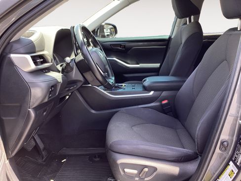 Used 2023 Toyota Highlander LE FWD image 25