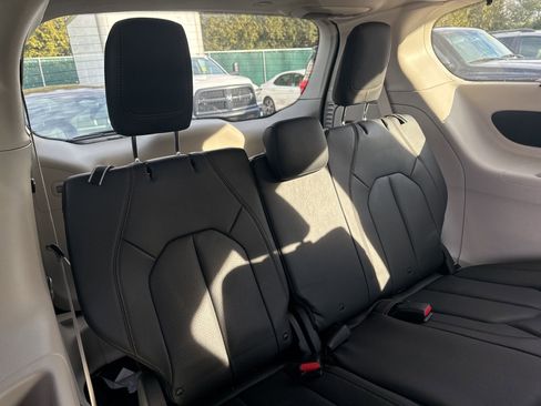 Used 2020 Chrysler Pacifica Touring-L image 19