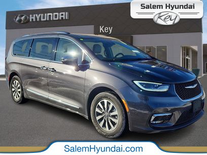 Used 2021 Chrysler Pacifica Limited w/ Uconnect Theater Family Group
