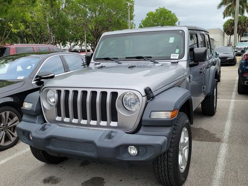 Used 2018 Jeep Wrangler Unlimited Sport S AWD/4WD image 3