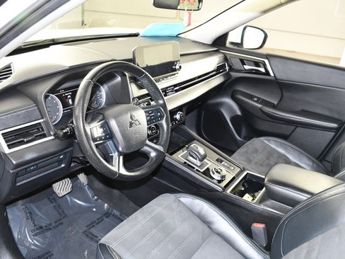 Used 2022 Mitsubishi Outlander SE AWD/4WD image 2