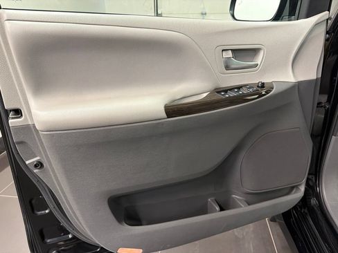 Used 2020 Toyota Sienna XLE Premium FWD image 26