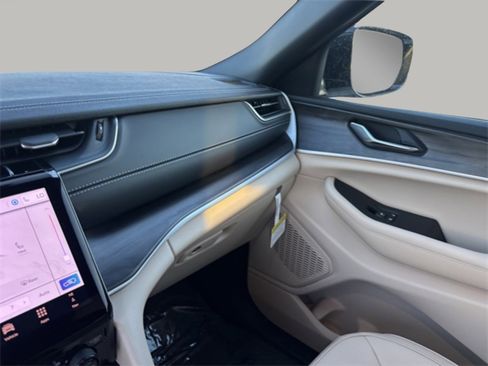 New 2025 Jeep Grand Cherokee L Limited image 17