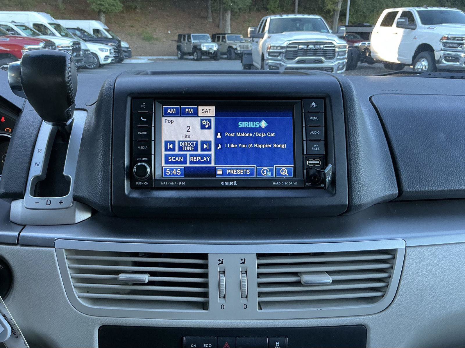 Used 2011 Volkswagen Routan SE FWD image 18