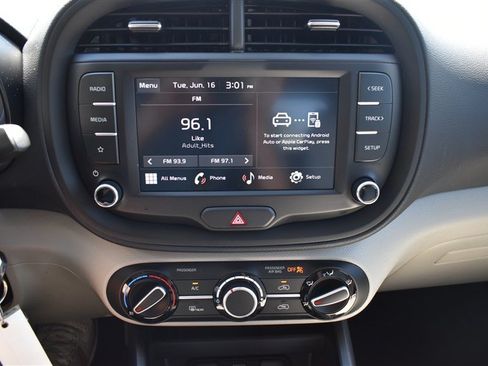 Used 2025 Kia Soul LX w/ LX Technology Package FWD image 16
